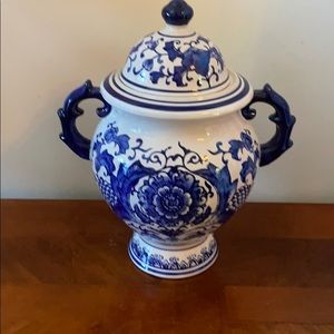 NWOT blue & white ginger jar by apropos